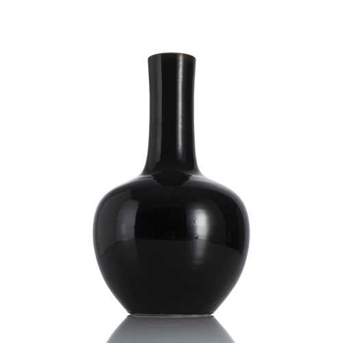 <b>A beautiful 'Mirror-Black' porcelain bottle vase</b>
