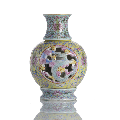 <b>Sogen. *'Revolving' vase made of porcelain with 'Famille rose' decoration</b>