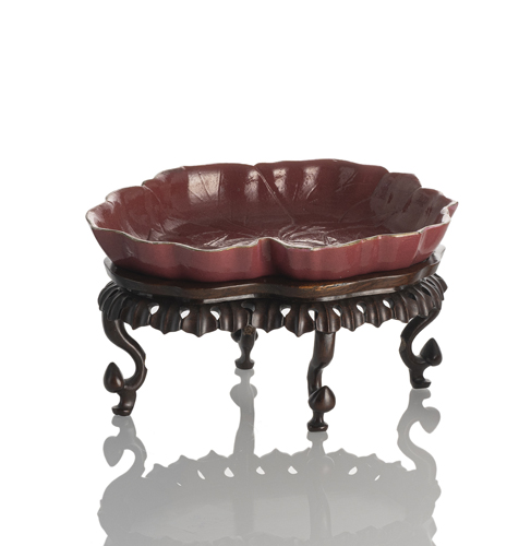 <b>Cyclamen-coloured glazed porcelain flower-shaped bowl on a high wooden stand</b>