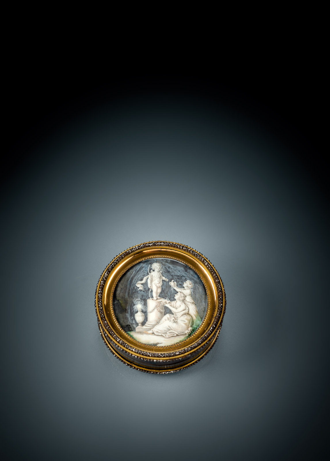 <b>A FINE FRENCH TORTOISE SHELL SNUFF BOX WITH MINIATURE BY JACQUES-JOSEPH DE GAULT (ATTR.)</b>