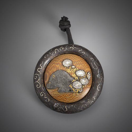 <b>Kagamibuta, with iron capsule, wooden plate with fine lacquer decoration of chrysanthemums on rocks</b>