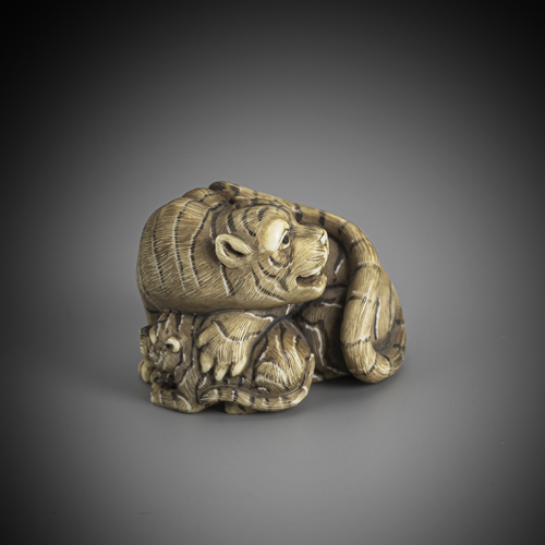 <b>Netsuke of a finely engraved ivory tiger</b>