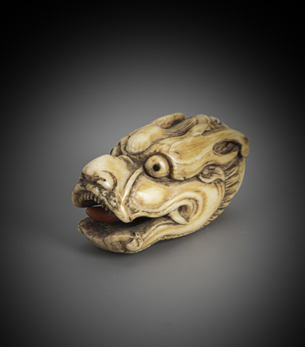 <b>A fine carved ivory netsuke of a dragon head</b>