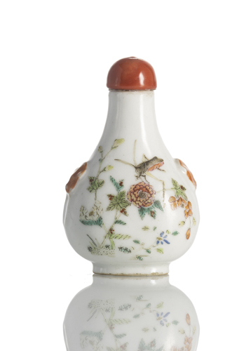 <b>A porcelain snuffbottle with beautiful decoration of crickets and flowering twigs</b>