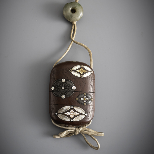 <b>A small four-piece inro made of wood with decoration of coats of arms, in mother-of-pearl</b>