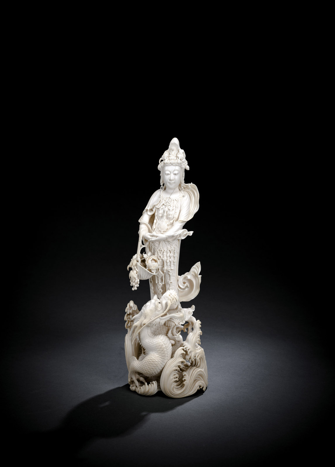 <b>Sehr feines Okimono des Kannon Bosatsu mit Drachen aus Elfenbein</b>