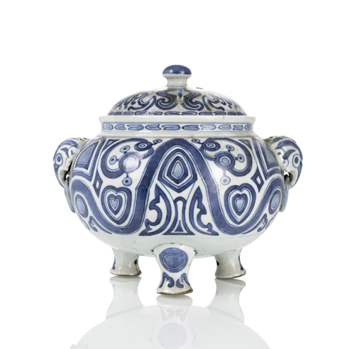 <b>A blue and white porcelain tripod censer and cover</b>