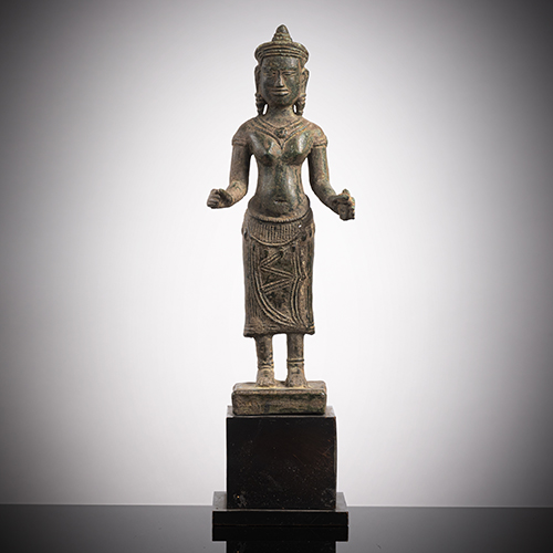 <b>A BRONZE FIGURE OF UMA</b>