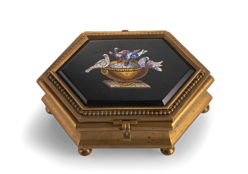 <b>Kleine Schatulle mit Mikromosaik</b>