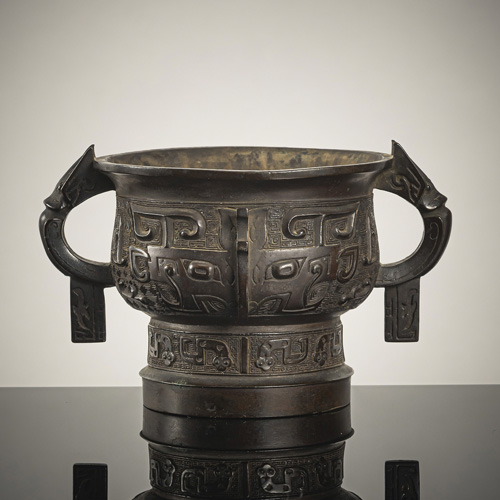 <b>A 'gui' type ronze vessel in archaic style</b>