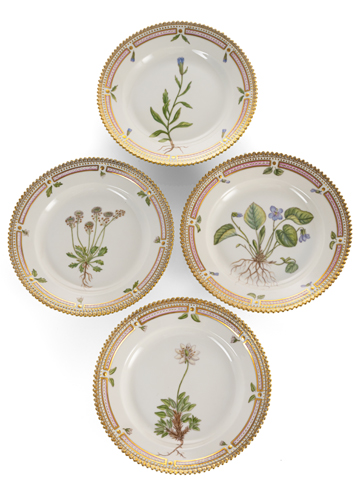 <b>Vier kleine Teller mit Flora Danica Dekor</b>