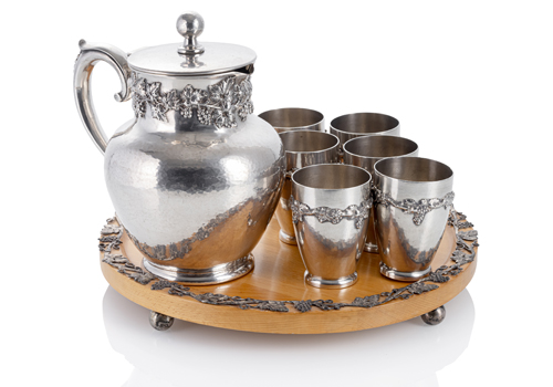 <b>Weinkanne und sechs Becher auf Tablett</b>