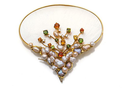 <b>Perlmutt-Brosche mit Perlen und Farbedelsteinen</b>