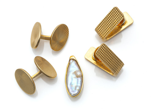 <b>Goldkonvolut aus zwei Paar Manschetten und Perlen Anhänger</b>