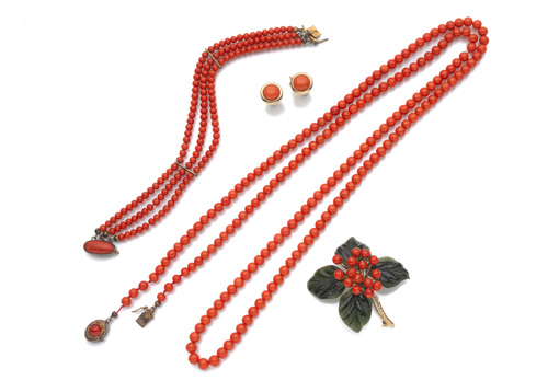 <b>Schmuckgarnitur mit Koralle</b>