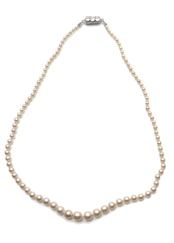 <b>Perlenkette mit diamantgefasster Schließe</b>