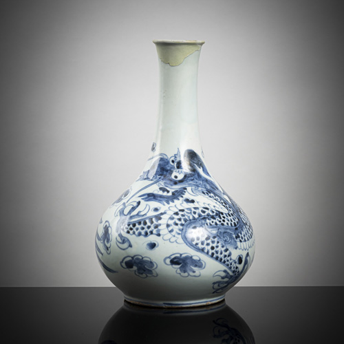 <b>A blue and white dragon bottle vase</b>