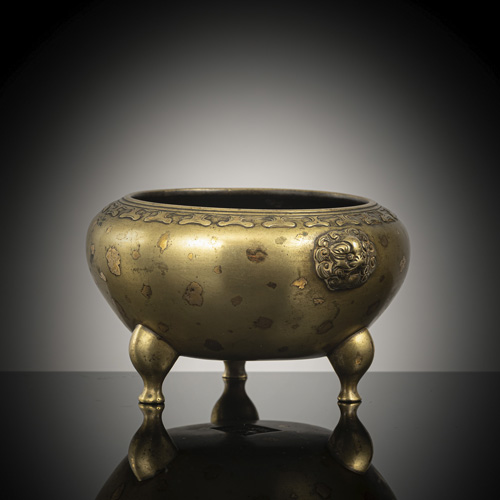 <b>A gili-splashed tripod bronze incense burner</b>