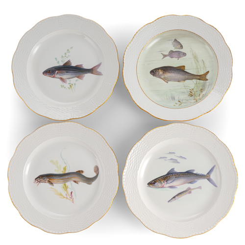 <b>Vier Speiseteller mit Fischmalerei</b>