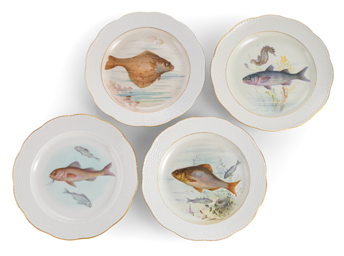 <b>Vier Speiseteller mit Fischmalerei</b>
