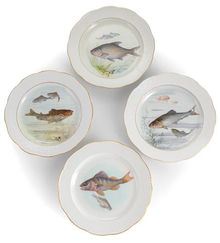 <b>Vier Speiseteller mit Fischmalerei</b>