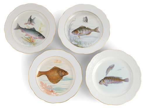 <b>Vier Speiseteller mit Fischmalerei</b>
