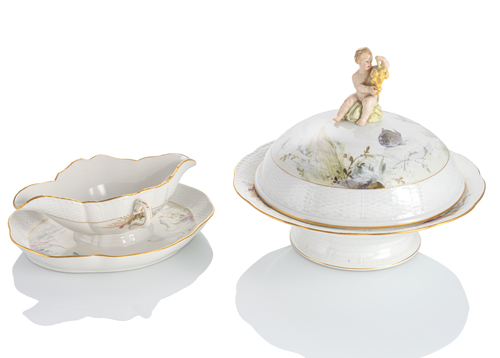 <b>Runde Deckelterrine und Sauciere mit Fischmalerei.</b>