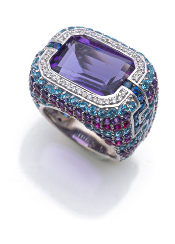 <b>Extravaganter Ring mit Farbedelsteinen</b>
