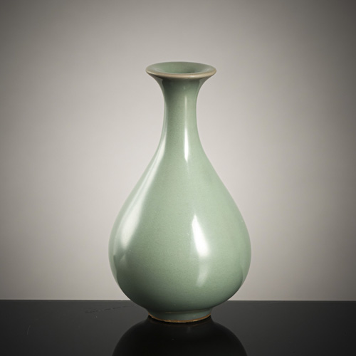 <b>A small pear-shaped celadon-glazed 'longquan' vase 'yuhuchunping'</b>