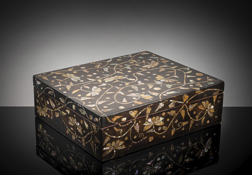 <b>A fine and rare large lacquer box and cover with mother-of-pearl inlays</b>