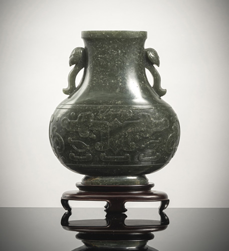 <b>A LARGE SPINACH GREEN JADE VASE</b>