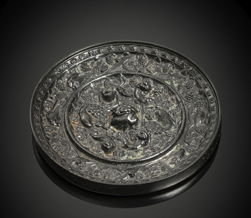 <b>A fine 'lion and grapevine' mirror