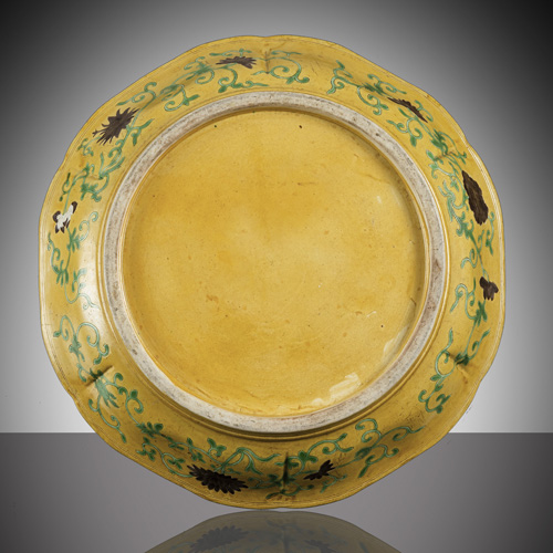 <b>A large floriform 'sancai' porcelain charger with lotus blossoms and scrolls around the wall</b>