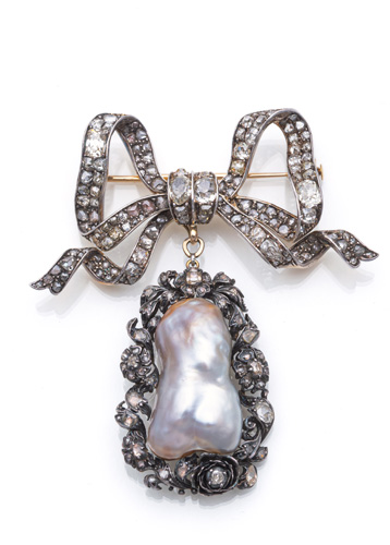 <b>Belle Epoque Schleifenbrosche mit Bilsterperl-Anhänger</b>