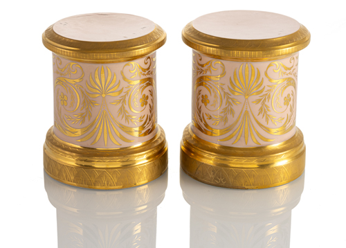 <b>Zwei Postamente mit Floralmotiven</b>