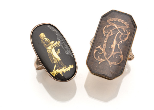 <b>Klassizistischer Ring mit Haararbeit und ligiertem Monogramm</b>