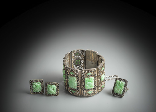 <b>A SILVER AND JADE STONE JEWELLERY SET</b>