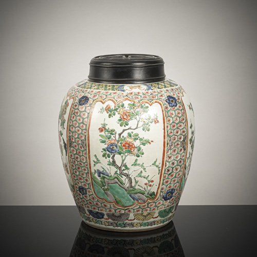 <b>A 'famille verte' floral porcelain vase with wooden cover</b>