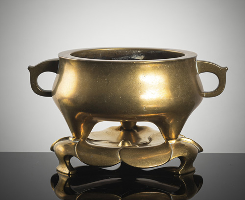 <b>A twin-handled bronze tripod censer with stand</b>