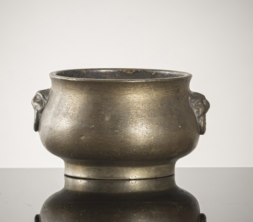 <b>A bronze incense burner with side handles</b> <b>A bronze incense burner with side handles</b>