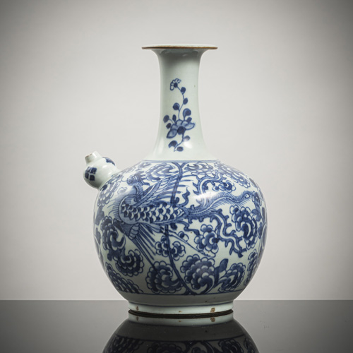 <b>A blue and white porcelain kendi with phoenixes between large peonies and foliage</b>