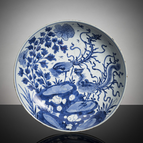 <b>A porcelain plate with decoration of 'huang' birds on rocks next to large peonies</b>