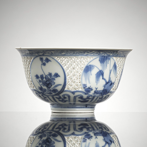 <b>Fine underglaze blue bowl decorated with an openwork 'Cash' pattern</b>