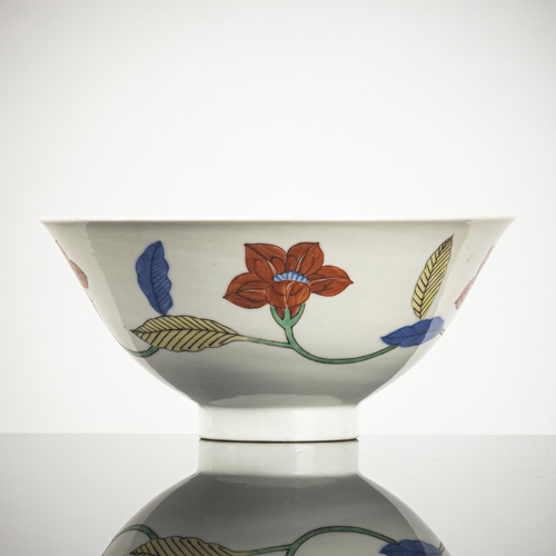 <b>A 'wucai' bowl with floral decoration in the style of Chenghua palace ware</b>