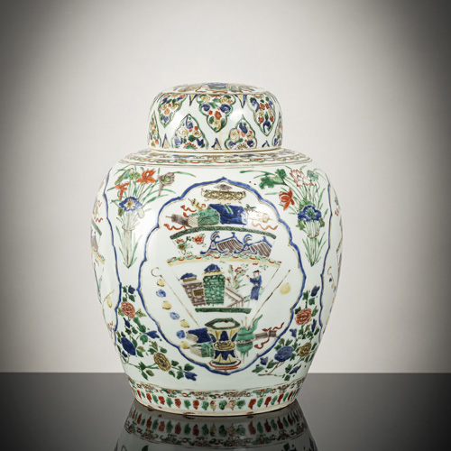 <b>A 'famille verte' antiquities porcelain lidded vase</b>