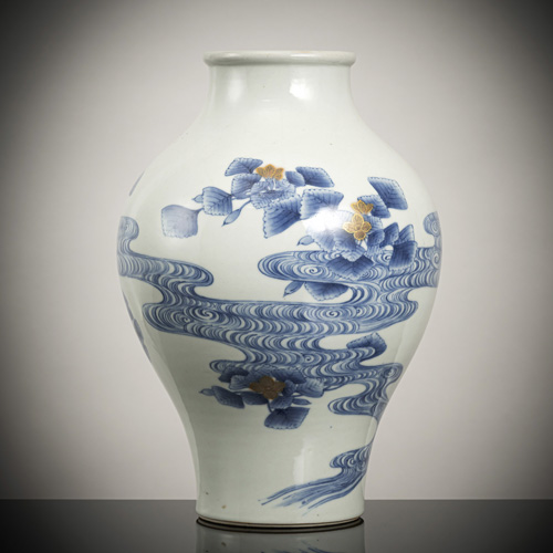 <b>A blue and white and partly gilt waves and leaves porcelain vase</b>