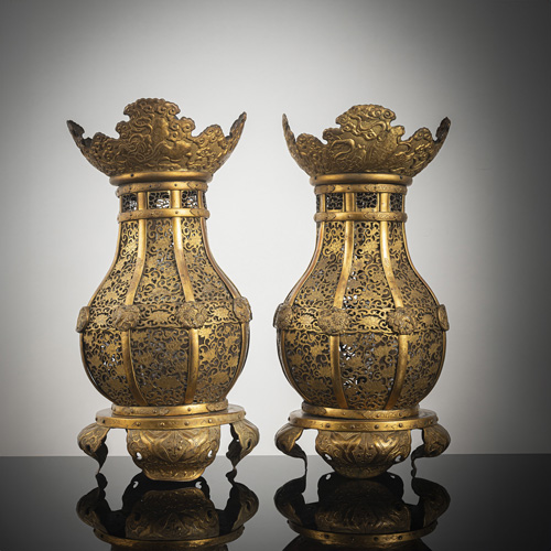 <b>Pair of Fine Bronze and Copper Temple Lanterns (釣灯籠, Tsuridōrō)</b>