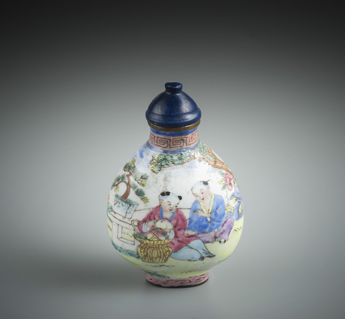 <b>A fine enamel snuff bottle with two boys and a pair of deer</b>