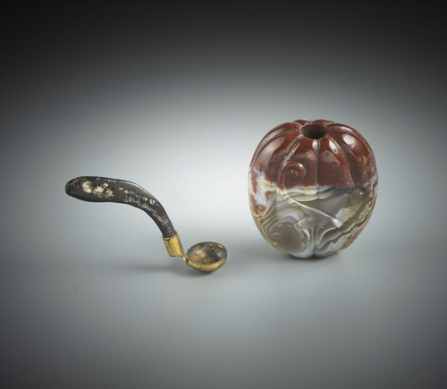 <b>A multi-colored varved gate melon-shaped snuff bottle with wooden and metal spoon</b>