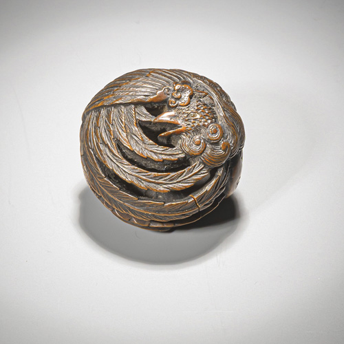 <b>Fine netsuke of a round phoenix made of dark brown wood</b>